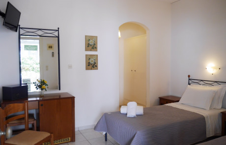 Sifnos rooms & apartments at Sifnos, Platis Gialos - Pension Flora